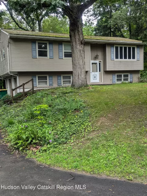 24 Delilah Ln, Wallkill, NY 12589