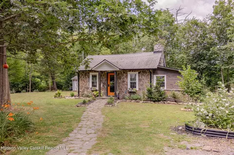 7 Cedarwood Ln, Saugerties, NY 12477