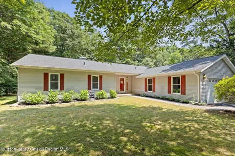 8 Stonewall Ln, Saratoga Springs, NY 12866