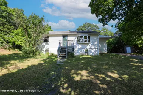 17-21 Cedar Dr, Lake Katrine, NY 12449