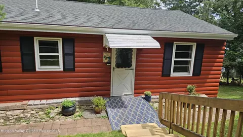 192 W Shore Dr, Valatie, NY 12184