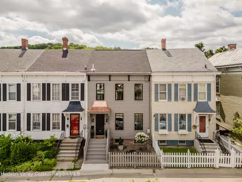 22 8th St, Hudson, NY 12534