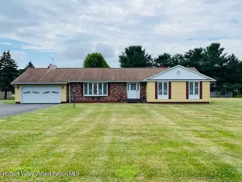 97 Broad St, Kinderhook, NY 12106