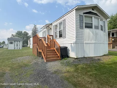 50 Kipp Ln #27, Hudson, NY 12534