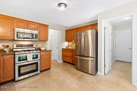 Entry Way - 48 Westphal Dr, Bethlehem, NY 12054 photo 4 of 9