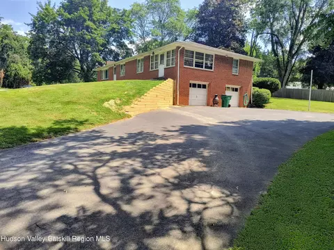 14 Strawberry Hill Ln, Wappingers Falls, NY 12590