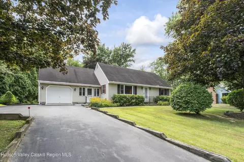 25 Mccombe Dr, Bethlehem, NY 12054