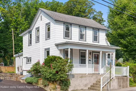 14 Oak St, Rhinebeck, NY 12572