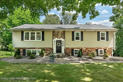 5 Circle Dr, Schodack, NY 12033