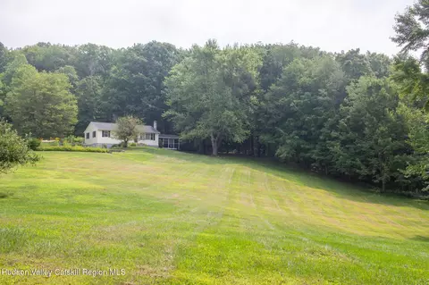 16 Middlebrook Ln, Chatham, NY 12037