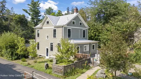 39 Broad St, Kinderhook, NY 12106 photo 2