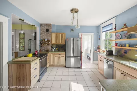 39 Broad St, Kinderhook, NY 12106 photo 4