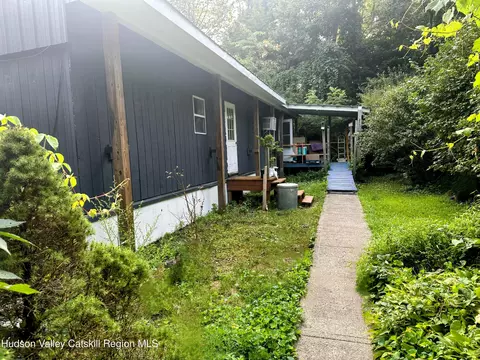 16 Field Rd, Livingston, NY 12541