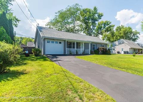 5 Meadowbrook Dr, Kingston, NY 12401