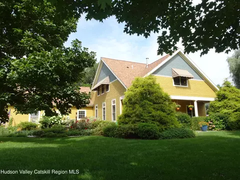 2 Martin Ct, Kinderhook, NY 12106
