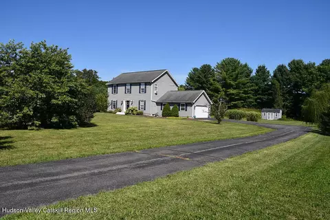 49 Macintosh Dr, Hudson, NY 12534