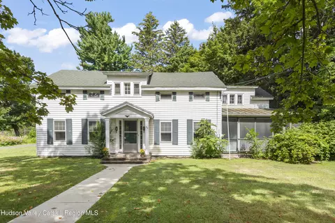 40 Broad St, Kinderhook, NY 12106