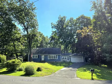 610 Oakwood Dr, Kingston, NY 12401
