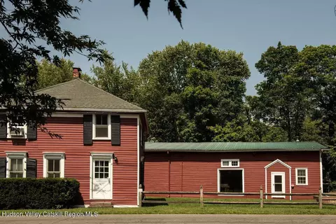 33 Maple Ave, Claverack, NY 12513