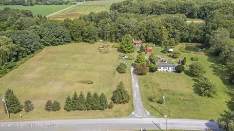 11 Falls Rd, Hudson, NY 12534