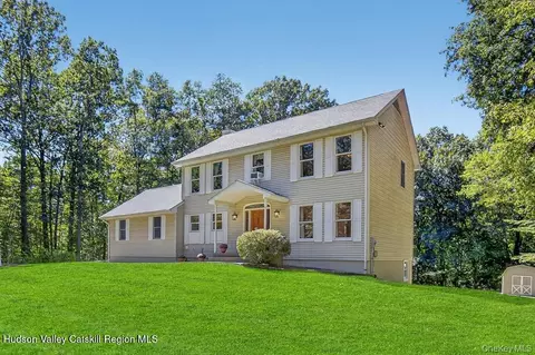 25 Country Pond Ln, Modena, NY 12548