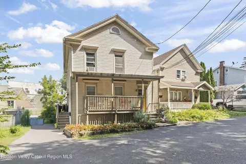 3 Maiden Lane Ln, Chatham, NY 12037