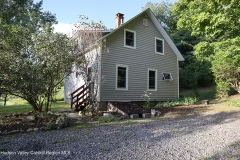 861 Snydertown Rd, Craryville, NY 12521