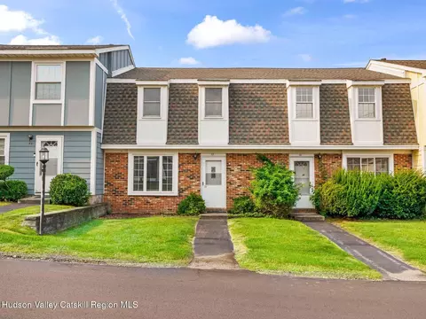 39 Sunnybrook Cir, Highland, NY 12528
