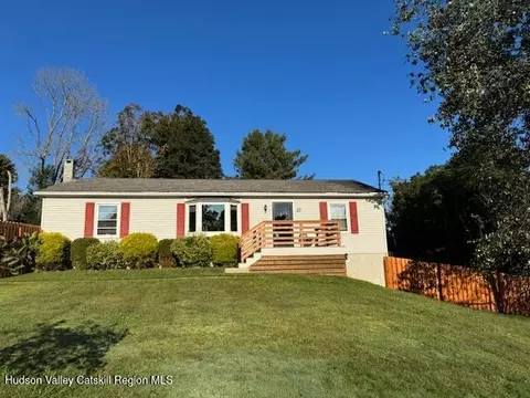 27 Meadow Ln, Millerton, NY 12546