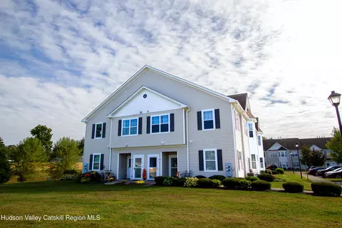 402 Commons Ln, Saugerties, NY 12477