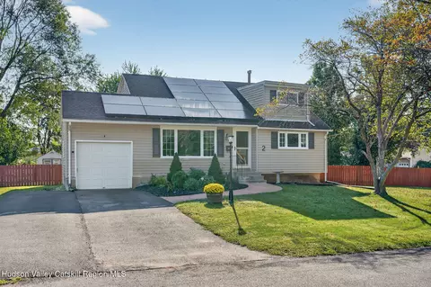 2 Edgewood Dr, Saugerties, NY 12477