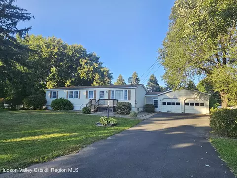 19 Rivenburg Ln, Hudson, NY 12534
