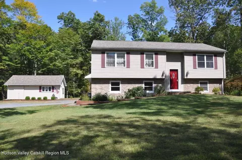 34 Laura Dr, New Paltz, NY 12561