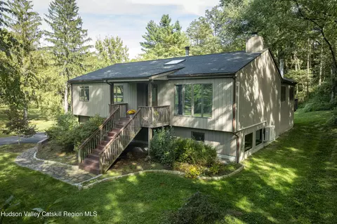 102 Old Post Rd, Marlboro, NY 12542