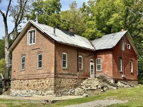 8 School House Ln, Rosendale, NY 12472