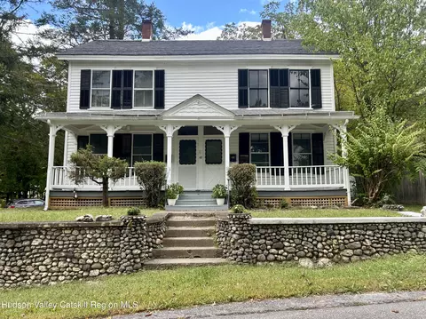 47 Austerlitz St, Chatham, NY 12037