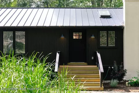 1 Van Buren Dr, Hillsdale, NY 12529