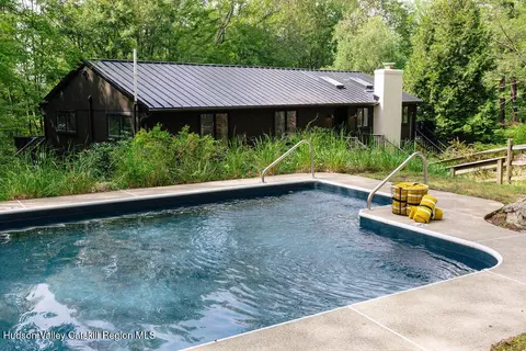 1 Van Buren Dr, Hillsdale, NY 12529