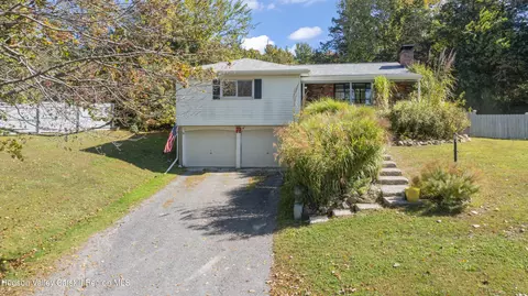 6 Pleasantview Dr, Hudson, NY 12534