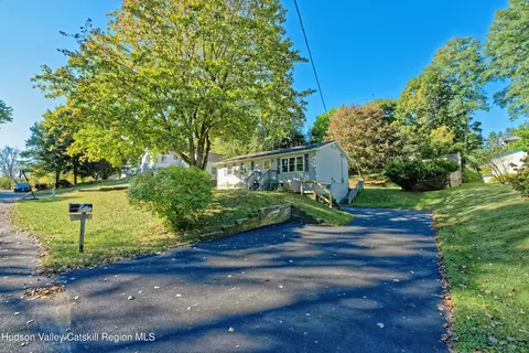 18 Coronation Dr, Stockport, NY 12173