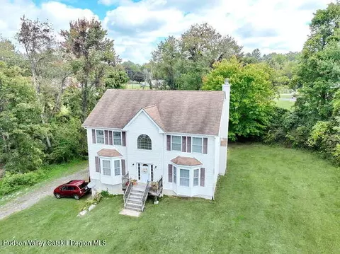 4 Cameron Pl, Wallkill, NY 12589 photo 3