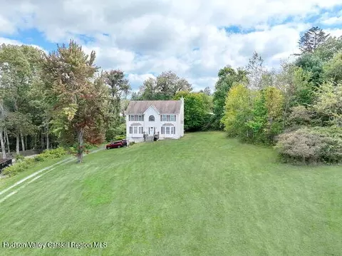 4 Cameron Pl, Wallkill, NY 12589 photo 2