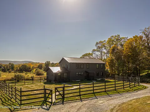 106 Station Rd, Salisbury Mills, NY 12577