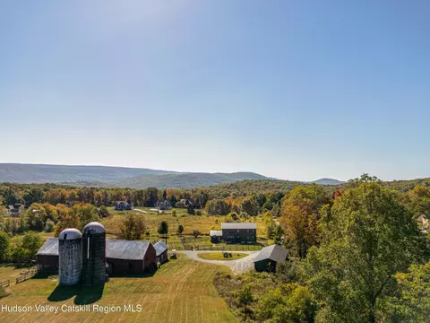 106 Station Rd, Salisbury Mills, NY 12577