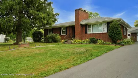 9 E Marie St, Hudson, NY 12534