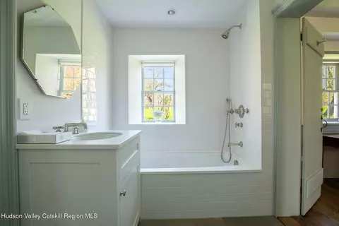 Bath - 102 Melius Rd, Warren, CT 06754 photo 3 of 4