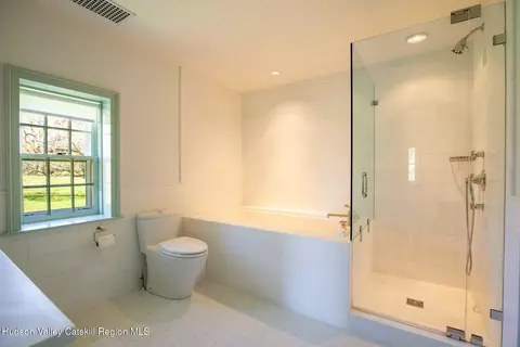 Bath - 102 Melius Rd, Warren, CT 06754 photo 2 of 4