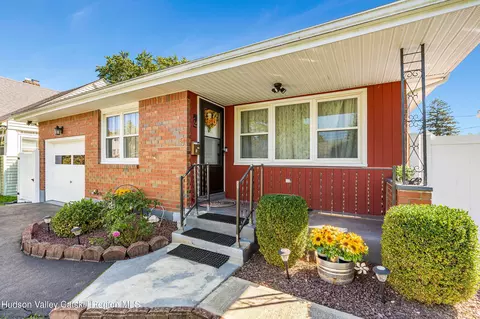 65 Rose Ct, Albany, NY 12209