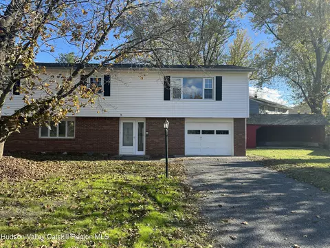 37 Hudson St, Hudson, NY 12534