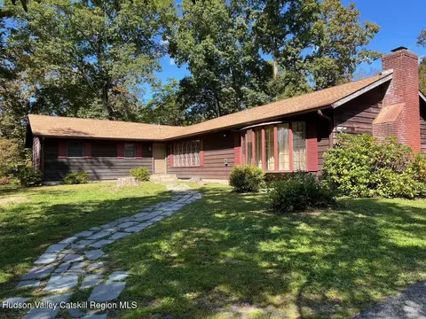 1665 Bulls Head Rd, Clinton Corners, NY 12514